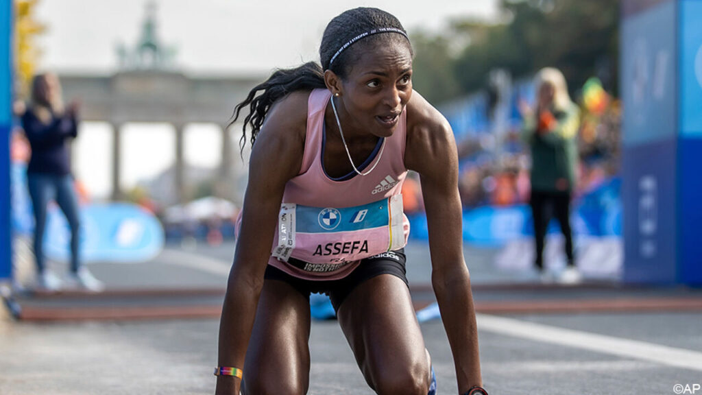 Waanzinnig! Tigist Assefa verpulvert wereldrecord op de marathon in Berlijn met maar liefst 2 minuten