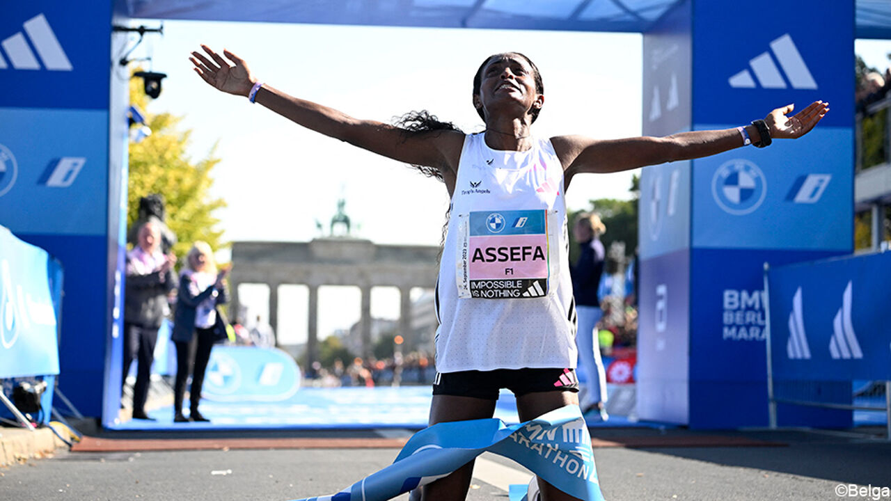 Waanzinnig! Tigst Assefa verpulvert wereldrecord op de marathon in Berlijn met maar liefst 2 minuten
