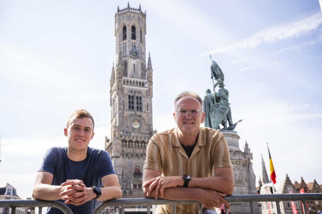Bruggelingen Lieven Verstraete en zoon Kaz verkennen vernieuwd parcours Athora Great Bruges Marathon