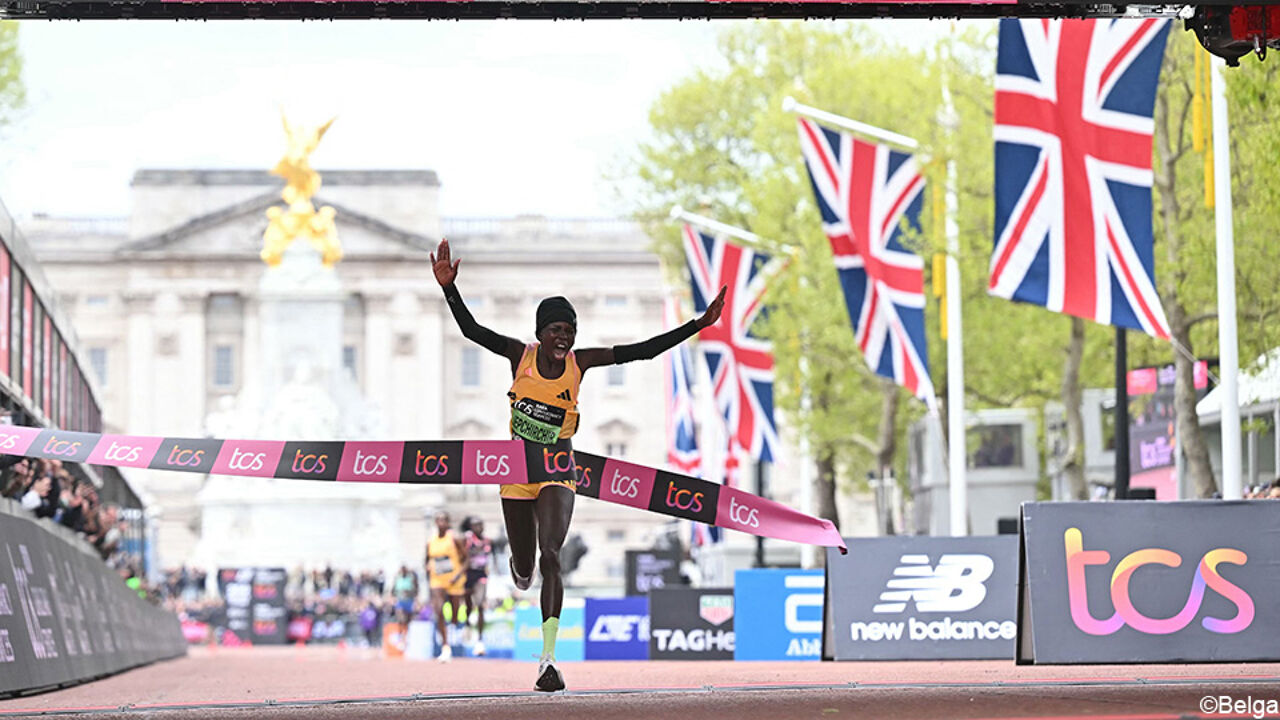 Keniaanse Jepchirchir breekt wereldrecord vrouwenmarathon in Londen, landgenoot Mutiso wint bij mannen
